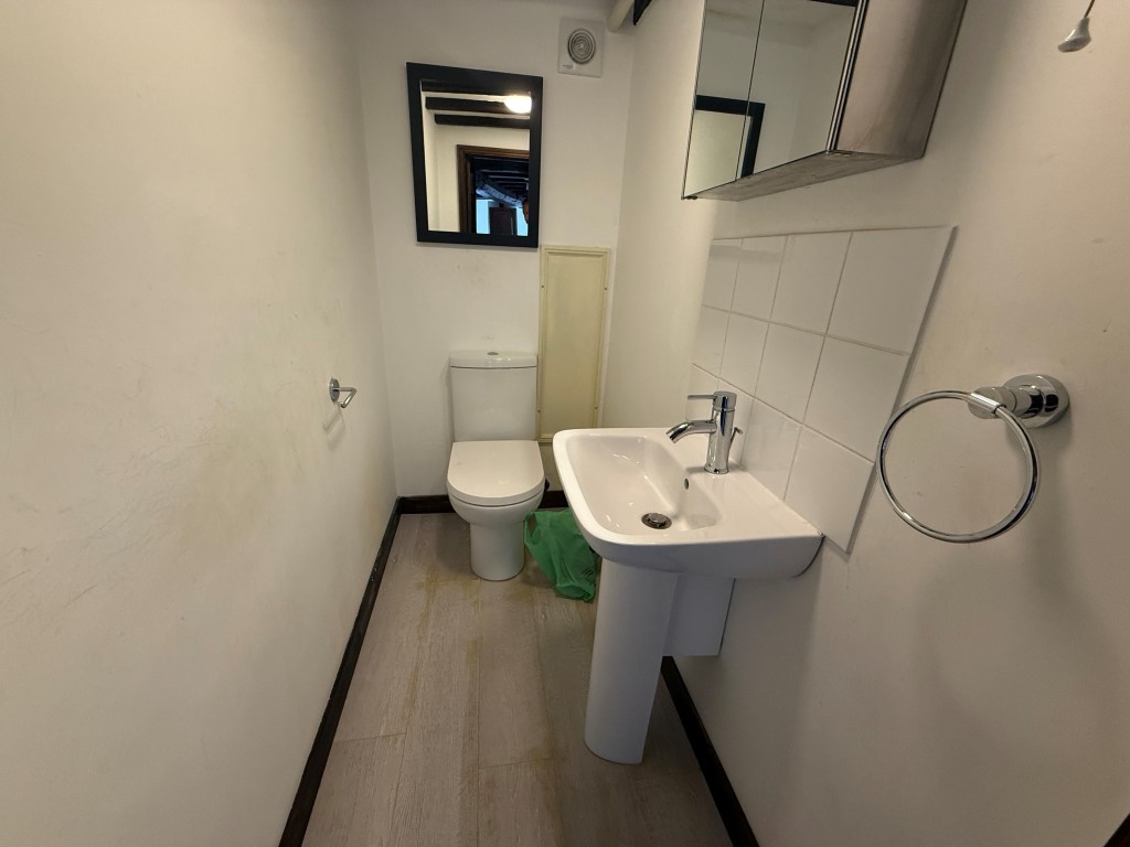 Lot: 101 - VACANT SHOP AND SELF-CONTAINED FLAT IN TOWN CENTRE - WC in flat